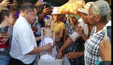 Devotos visitan al Santo Cristo de Esquipulas