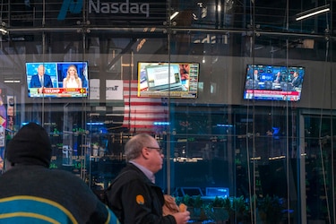 Wall Street cierra en rojo, pausando la racha de ganancias tras la victoria de Trump