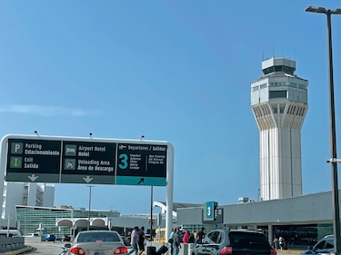 Suspenden temporalmente operaciones del principal aeropuerto de Puerto Rico por mal tiempo