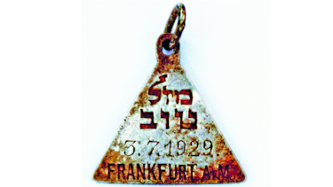 Hallan colgante que pudo ser de Anna Frank