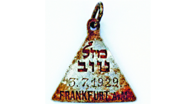 Hallan colgante que pudo ser de Anna Frank