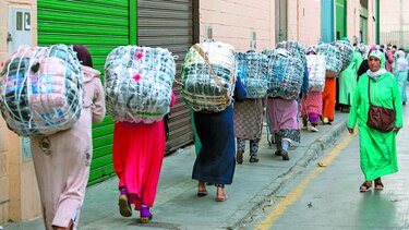 La labor agotadora de las ‘mujeres mulas’