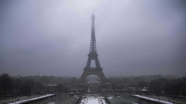 La Torre Eiffel, cerrada por la nieve