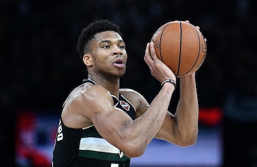 Estrellas de la NBA donan dinero para empleados afectados por la suspensión de los juegos
