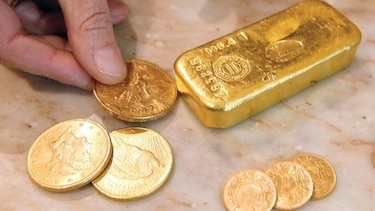 Inversionistas se escudan en el oro por debilidad del dólar
