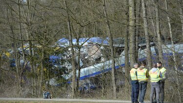Nueve muertos y más de 100 heridos deja choque de trenes en Bavaria