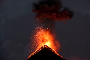 Volcán de Fuego aumenta actividad eruptiva en Guatemala
