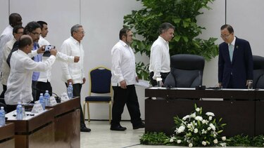 Cinco mandatarios son testigos de la firma del cese el fuego en Colombia