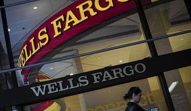 Regulador impone restricciones más duras a Wells Fargo