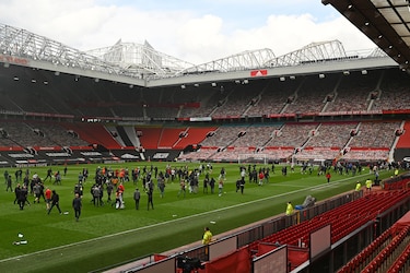 Los aficionados del Manchester United toman Old Trafford y retrasan el título del City