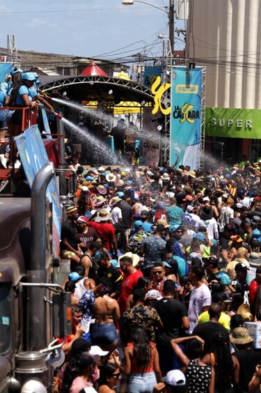 Numerosa concurrencia en el primer día del carnaval en Chitré