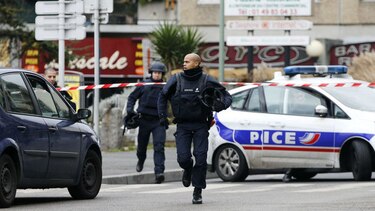 Francia busca a autores de ataque a semanario; uno se entrega