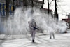 China confina a 3 millones de personas tras foco de coronavirus causado por vendedor