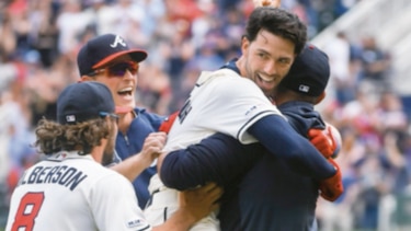 Bravos vencen a los Marlins gracias a Swanson y a una interferencia
