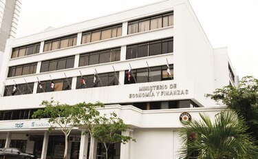 Moody’s valora caída de déficit y advierte sobre gasto operativo
