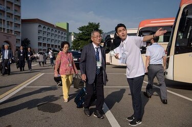 Surcoreanos viajan a Corea del Norte para ver a sus familiares