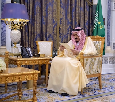 Rey de Arabia Saudita aparece tras arresto de príncipes acusados de complot