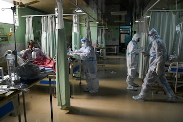 Nuevo récord de contagios y muertes en India a la espera de ‘nuevas olas’