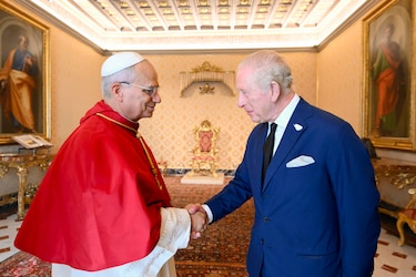 El papa y el rey Carlos III rezan juntos en la Capilla Sixtina