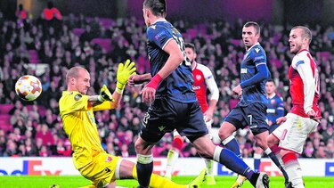 Arsenal clasifa sin apuros a la otra fase