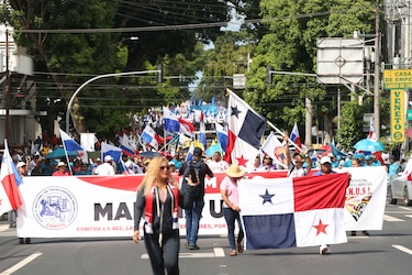 Trabajadores, docentes, grupos sindicales, marcharon este 1 de mayo en medio de una huelga