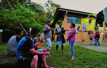 Trasladan de Cáritas Panamá a albergue en Gualaca a migrantes cubanos
