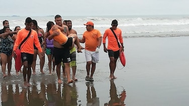 Dos personas son salvadas de ahogarse en la playa