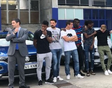 Edgar Bárcenas y el resto de los jugadores del Oviedo reciben sus carros