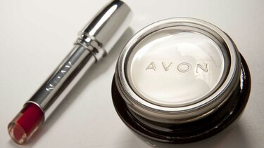 EU: Grupo de cosméticos Avon elimina 2 mil 500 empleos y se muda a Gran Bretaña