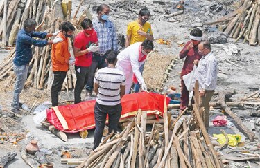 Se acumulan los cadáveres y escasean medicinas en India