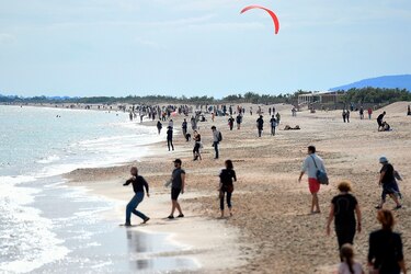Fútbol y playa en Europa para intentar olvidarse durante un tiempo de la pandemia