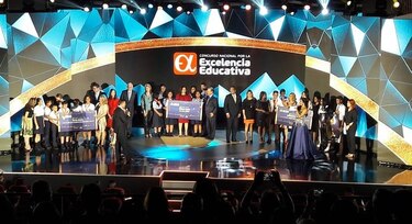 Premian la excelencia educativa en planteles oficiales del país