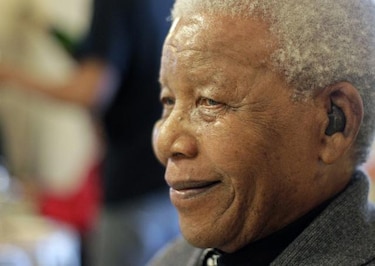 Nelson Mandela abandona el hospital tras casi tres meses ingresado