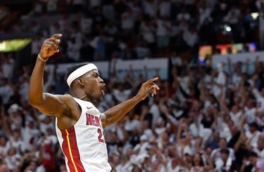 Jimmy Butler dinamita la NBA