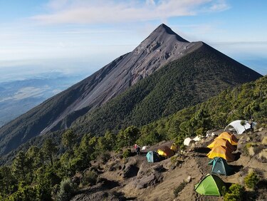 Después de dos años, turismo regresa a volcán activo en Guatemala
