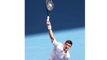 Djokovic se pasea y Federer sufre en un día de sorpresas