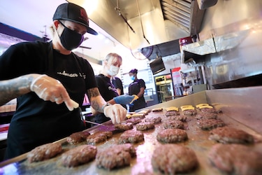 Restaurantes se entrenan para hacerle frente a la nueva dinámica de servicio en medio del Covid-19