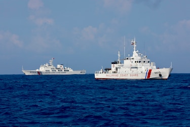 Filipinas denuncia el acoso de barcos chinos contra misión científica en mar en disputa