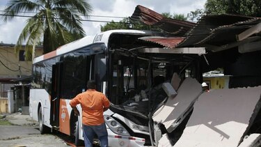 Cinco lesionados tras choque de un Metrobus con una residencia en Panamá Viejo