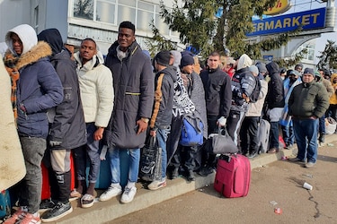 La desesperación de los estudiantes extraeuropeos a los que impiden huir de Ucrania