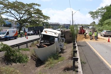 Colisión múltiple de seis vehículos paraliza el tránsito en la vía Centenario hacia Panamá Oeste