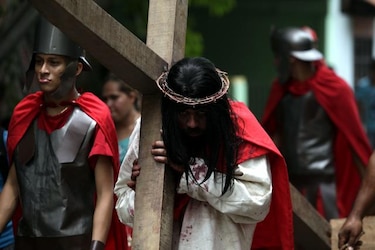 Panameños representan vía crucis con la ‘música alegre’ y prohibida