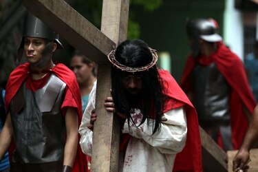 Panameños representan vía crucis con la ‘música alegre’ y prohibida