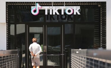 La venta de TikTok sigue en revisión de seguridad, dice la Casa Blanca