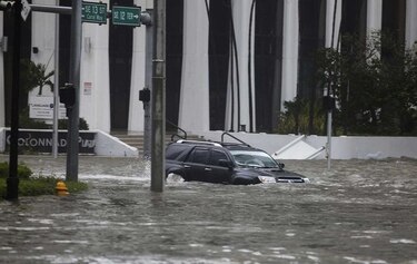 Un debilitado Irma azota la región de la bahía de Tampa, Florida