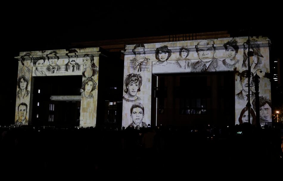 Rostros de víctimas de Palacio de Justicia de Colombia llenan su fachada en 40 aniversario