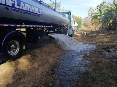 En Ocú sacan un cisterna de las mojaderas