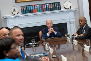Biden se reúne con la familia de Luther King en 60 aniversario de la Marcha en Washington