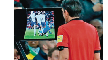 Italia empató sobre el final a Inglaterra gracias al VAR