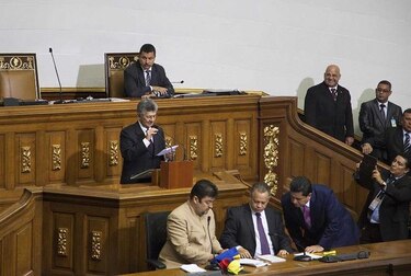 Polémica tras juramentación de tres diputados opositores impugnados